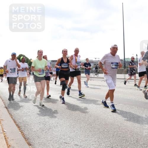 29.06.2025 - hella hamburg halbmarathon Lena Gebhardt http://msf.ph/oto/8427877 29.06.2025 10:43:41 Lombardsbrücke 12654, 11969, 3238, 1023, 1026, 1095, 1155, 1306, 1310, 1400, 1459, 1816, 1878, 2073, 2733, 3238, 3288, 3329, 3390, 3597, 3638, 4056, 4302, 4367, 4627, 4866, 5192, 5201, 5214, 5293, 5370, 5720, 5890, 6012, 6036, 6096, 6226, 6334, 6440, 6895, 6931, 6971, 6973, 7197, 7205, 7206, 7489, 7504, 7872, 7926, 8000, 8058, 8135, 8233, 8408, 8435, 8504, 8870, 9639, 9641, 9704, 9831, 9976, 10083, 10097, 10200, 10202 meine-sportfotos.de