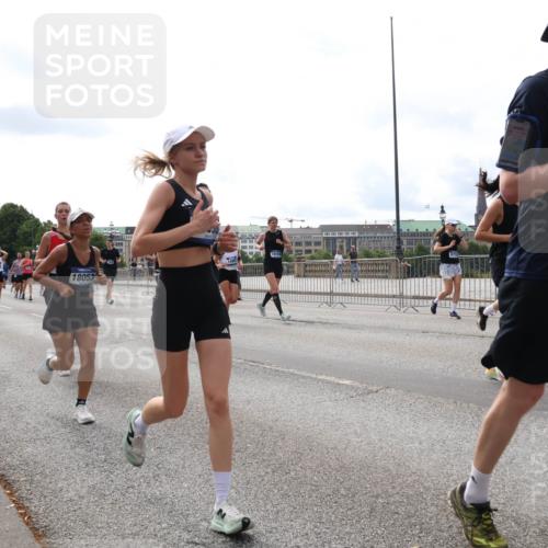 29.06.2025 - hella hamburg halbmarathon Lena Gebhardt http://msf.ph/oto/8427906 29.06.2025 10:19:32 Lombardsbrücke 18053, 16159, 1794, 1145, 1332, 1534, 1708, 1718, 1755, 2017, 2311, 2357, 2405, 2441, 2589, 2795, 2802, 2812, 2895, 2918, 2993, 2995, 3446, 3678, 4108, 4110, 4170, 4562, 4570, 4722, 4979, 5034, 5035, 5080, 5098, 5123, 5178, 5251, 5429, 5449, 5849, 5878, 6249, 6444, 6477, 6482, 6542, 6796, 6797, 6872, 6939, 7143, 7248, 7249, 7836, 7917, 8146, 8427, 8537, 8575, 8761, 8778, 9252, 9652, 9856, 10039, 10124, 10129, 10349, 10540, 10594 meine-sportfotos.de