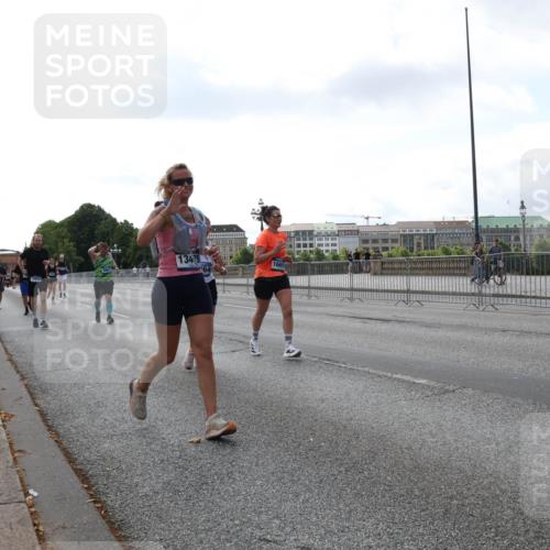 29.06.2025 - hella hamburg halbmarathon Lena Gebhardt http://msf.ph/oto/8427923 29.06.2025 10:06:47 Lombardsbrücke 13475, 1245, 1766, 1993, 4666, 5807, 5845, 5951, 6572, 6664, 8290, 8744, 8960, 9560, 10214, 10283, 10297, 10736, 10886, 12371, 12418, 12550, 13475, 13863, 14607, 15113, 15377, 15462, 15858, 16554, 16692, 16933, 17059, 17174, 17895, 18042, 18316, 18343, 18381, 18575, 18577, 18652, 18828, 18910, 18913 meine-sportfotos.de