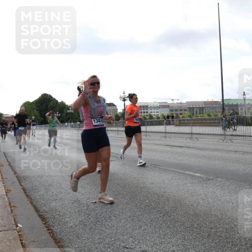29.06.2025 - hella hamburg halbmarathon Lena Gebhardt http://msf.ph/oto/8427940 29.06.2025 10:06:47 Lombardsbrücke 13475, 1245, 1766, 1993, 4666, 5807, 5845, 5951, 6572, 6664, 8290, 8744, 8960, 9560, 10214, 10283, 10297, 10736, 10886, 12371, 12418, 12550, 13475, 13863, 14607, 15113, 15377, 15462, 15858, 16554, 16692, 16933, 17059, 17174, 17895, 18042, 18316, 18343, 18381, 18575, 18577, 18652, 18828, 18910, 18913 meine-sportfotos.de