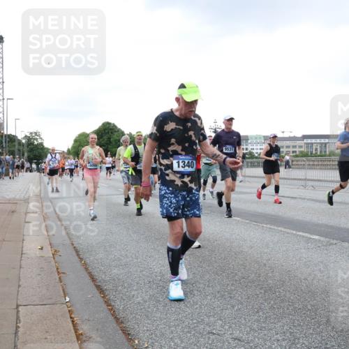29.06.2025 - hella hamburg halbmarathon Lena Gebhardt http://msf.ph/oto/8427946 29.06.2025 10:53:49 Lombardsbrücke 1340, 9531, 1017, 1263, 1340, 1687, 1709, 1744, 1753, 1789, 1900, 1906, 1984, 2065, 2079, 2372, 2429, 2854, 3055, 3079, 3226, 3249, 3465, 3467, 3557, 4323, 4595, 4685, 4801, 4838, 5430, 5562, 5804, 5815, 5856, 5857, 5898, 5964, 6039, 6041, 6044, 6192, 6273, 6306, 6468, 6583, 6913, 6988, 6996, 7039, 7068, 7537, 7611, 7614, 7876, 7890, 8189, 8212, 8515, 8906, 8924, 9077, 9138, 9456, 9503, 9531, 9572, 9685, 9771, 9785, 10175, 11390 meine-sportfotos.de