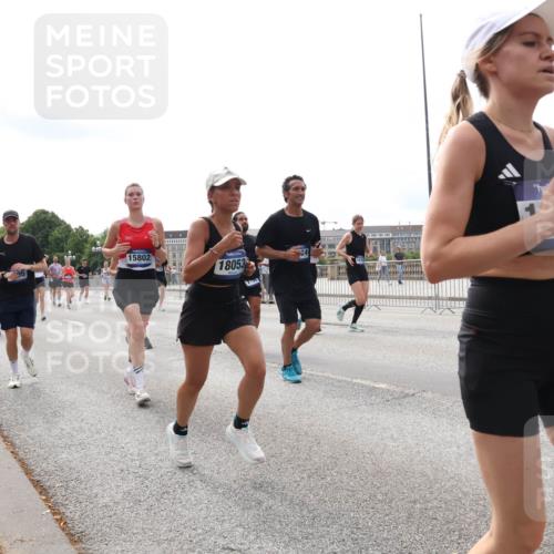 29.06.2025 - hella hamburg halbmarathon Lena Gebhardt http://msf.ph/oto/8427969 29.06.2025 10:19:33 Lombardsbrücke 15802, 18053, 7100, 169, 1145, 1332, 1534, 1708, 1718, 1755, 2017, 2311, 2357, 2405, 2441, 2589, 2795, 2812, 2895, 2918, 2993, 2995, 3446, 3678, 4108, 4110, 4170, 4562, 4570, 4722, 4979, 5034, 5035, 5080, 5098, 5123, 5178, 5251, 5429, 5449, 5849, 5878, 6444, 6477, 6482, 6542, 6796, 6797, 6872, 6874, 6939, 7143, 7248, 7249, 7836, 7917, 8146, 8427, 8537, 8575, 8761, 8778, 9252, 9652, 9856, 10039, 10124, 10129, 10349, 10540, 10594 meine-sportfotos.de