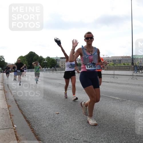 29.06.2025 - hella hamburg halbmarathon Lena Gebhardt http://msf.ph/oto/8427975 29.06.2025 10:06:47 Lombardsbrücke 6664, 134756692, 1245, 1766, 1993, 4666, 5807, 5845, 5951, 6572, 6664, 8290, 8744, 8960, 9560, 10214, 10283, 10297, 10736, 10886, 12371, 12418, 12550, 13475, 13863, 14607, 15113, 15377, 15462, 15858, 16554, 16692, 16933, 17059, 17174, 17895, 18042, 18316, 18343, 18381, 18575, 18577, 18652, 18828, 18910, 18913 meine-sportfotos.de