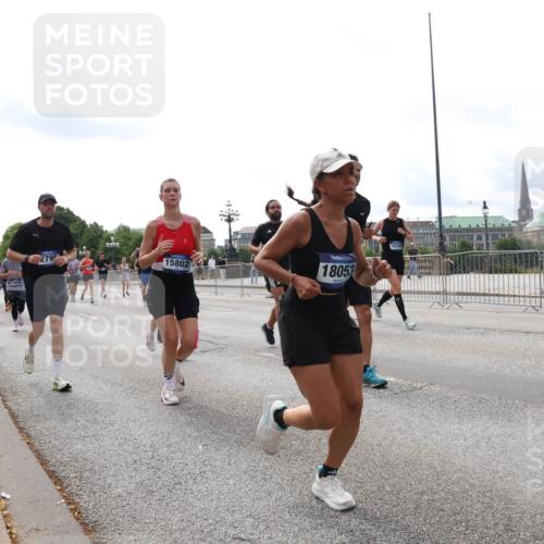 29.06.2025 - hella hamburg halbmarathon Lena Gebhardt http://msf.ph/oto/8427991 29.06.2025 10:19:33 Lombardsbrücke 14808, 279, 15802, 18053, 16159, 1145, 1332, 1534, 1708, 1718, 1755, 2017, 2311, 2357, 2405, 2441, 2589, 2795, 2812, 2895, 2918, 2993, 2995, 3446, 3678, 4108, 4110, 4170, 4562, 4570, 4722, 4979, 5034, 5035, 5080, 5098, 5123, 5178, 5251, 5429, 5449, 5849, 5878, 6444, 6477, 6482, 6542, 6796, 6797, 6872, 6874, 6939, 7143, 7248, 7249, 7836, 7917, 8146, 8427, 8537, 8575, 8761, 8778, 9252, 9652, 9856, 10039, 10124, 10129, 10349, 10540, 10594 meine-sportfotos.de