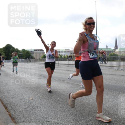29.06.2025 - hella hamburg halbmarathon Lena Gebhardt http://msf.ph/oto/8427999 29.06.2025 10:06:48 Lombardsbrücke 18828, 6664, 13475, 1245, 1766, 1993, 4666, 5807, 5845, 5951, 6572, 6664, 7503, 8290, 8744, 8960, 9560, 10214, 10283, 10297, 10736, 10886, 12371, 12418, 12550, 13475, 13863, 14607, 15377, 15462, 15858, 16554, 16692, 16933, 17059, 17174, 17895, 18042, 18316, 18343, 18381, 18575, 18577, 18652, 18828, 18910, 18913 meine-sportfotos.de