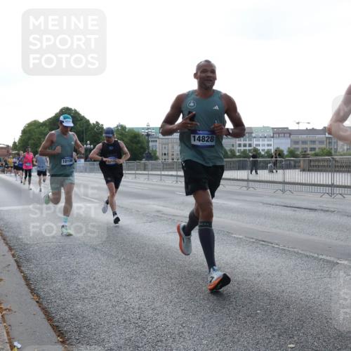 29.06.2025 - hella hamburg halbmarathon Lena Gebhardt http://msf.ph/oto/8428010 29.06.2025 09:44:18 Lombardsbrücke 10106, 14828, 5655, 1122, 1953, 2483, 2879, 3075, 3189, 3379, 3968, 5308, 5344, 7231, 7793, 8376, 8975, 9047, 9079, 10106, 10173, 10222, 10655, 10790, 11150, 11877, 13383, 13606, 13779, 14828, 15655, 16118, 17040, 17258, 18699, 19114 meine-sportfotos.de