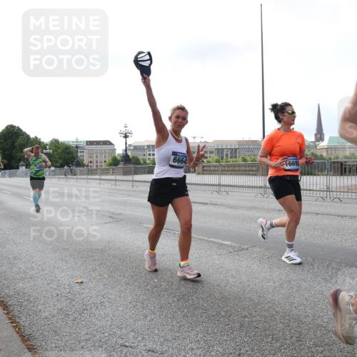 29.06.2025 - hella hamburg halbmarathon Lena Gebhardt http://msf.ph/oto/8428036 29.06.2025 10:06:48 Lombardsbrücke 18828, 6664, 13475, 6692, 1245, 1766, 1993, 4666, 5807, 5845, 5951, 6572, 6664, 7503, 8290, 8744, 8960, 9560, 10214, 10283, 10297, 10736, 10886, 12371, 12418, 12550, 13475, 13863, 14607, 15377, 15462, 15858, 16554, 16692, 16933, 17059, 17174, 17895, 18042, 18316, 18343, 18381, 18575, 18577, 18652, 18828, 18910, 18913 meine-sportfotos.de