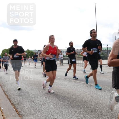 29.06.2025 - hella hamburg halbmarathon Lena Gebhardt http://msf.ph/oto/8428039 29.06.2025 10:19:34 Lombardsbrücke 27, 18234, 8778, 1145, 1332, 1534, 1708, 1718, 1755, 2017, 2311, 2357, 2405, 2441, 2589, 2795, 2812, 2895, 2918, 2993, 2995, 3446, 3678, 4108, 4110, 4170, 4562, 4570, 4722, 4979, 5034, 5035, 5080, 5098, 5123, 5178, 5251, 5429, 5449, 5849, 5878, 6444, 6477, 6482, 6542, 6796, 6797, 6872, 6874, 6939, 7143, 7248, 7249, 7836, 7917, 8146, 8427, 8537, 8575, 8761, 8778, 9252, 9652, 9856, 10039, 10124, 10129, 10349, 10540, 10594 meine-sportfotos.de