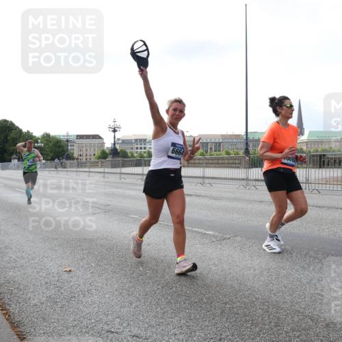 29.06.2025 - hella hamburg halbmarathon Lena Gebhardt http://msf.ph/oto/8428061 29.06.2025 10:06:48 Lombardsbrücke 18828, 6664, 6690, 1245, 1766, 1993, 4666, 5807, 5845, 5951, 6572, 6664, 7503, 8290, 8744, 8960, 9560, 10214, 10283, 10297, 10736, 10886, 12371, 12418, 12550, 13475, 13863, 14607, 15377, 15462, 15858, 16554, 16692, 16933, 17059, 17174, 17895, 18042, 18316, 18343, 18381, 18575, 18577, 18652, 18828, 18910, 18913 meine-sportfotos.de