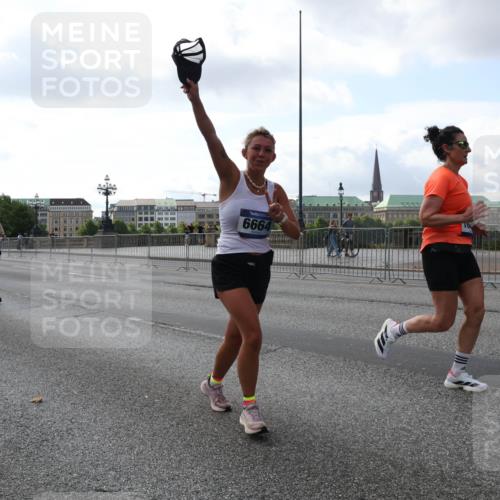 29.06.2025 - hella hamburg halbmarathon Lena Gebhardt http://msf.ph/oto/8428087 29.06.2025 10:06:48 Lombardsbrücke 18828, 6664, 1245, 1766, 1993, 4666, 5807, 5845, 5951, 6572, 6664, 7503, 8290, 8744, 8960, 9560, 10214, 10283, 10297, 10736, 10886, 12371, 12418, 12550, 13475, 13863, 14607, 15377, 15462, 15858, 16554, 16692, 16933, 17059, 17174, 17895, 18042, 18316, 18343, 18381, 18575, 18577, 18652, 18828, 18910, 18913 meine-sportfotos.de