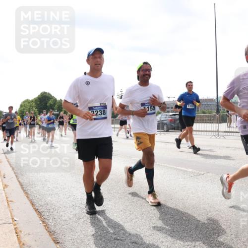 29.06.2025 - hella hamburg halbmarathon Lena Gebhardt http://msf.ph/oto/8428111 29.06.2025 10:43:43 Lombardsbrücke 622, 339, 3238, 3238, 155, 1310, 9831, 1721, 1023, 1026, 1095, 1155, 1306, 1310, 1400, 1459, 1816, 1878, 2073, 2733, 3238, 3288, 3329, 3390, 3597, 4056, 4367, 4627, 4866, 5001, 5192, 5201, 5214, 5293, 5370, 5720, 5890, 6012, 6036, 6096, 6226, 6334, 6440, 6895, 6931, 6971, 6973, 7197, 7205, 7206, 7489, 7504, 7872, 7926, 8000, 8058, 8135, 8233, 8408, 8504, 8870, 9073, 9639, 9641, 9704, 9831, 9879, 9976, 10083, 10097, 10200, 10202 meine-sportfotos.de