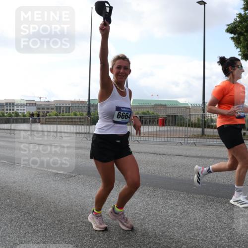 29.06.2025 - hella hamburg halbmarathon Lena Gebhardt http://msf.ph/oto/8428130 29.06.2025 10:06:49 Lombardsbrücke 6664, 1245, 1766, 1993, 4666, 5807, 5845, 5951, 6572, 6664, 7503, 8290, 8744, 8960, 9560, 10214, 10283, 10297, 10736, 10886, 12371, 12418, 12550, 13475, 14607, 15377, 15462, 15858, 16554, 16692, 16933, 17059, 17174, 17895, 18042, 18316, 18343, 18381, 18575, 18577, 18652, 18828, 18910, 18913 meine-sportfotos.de