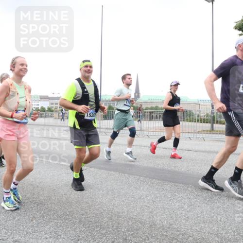 29.06.2025 - hella hamburg halbmarathon Lena Gebhardt http://msf.ph/oto/8428142 29.06.2025 10:53:51 Lombardsbrücke 1529, 953, 1017, 1263, 1340, 1687, 1709, 1744, 1753, 1789, 1900, 1906, 1984, 2065, 2079, 2372, 2429, 2600, 2761, 2854, 3055, 3079, 3187, 3188, 3226, 3249, 3465, 3467, 3557, 4323, 4595, 4685, 4801, 4838, 5430, 5562, 5804, 5815, 5856, 5857, 5898, 5964, 6039, 6041, 6044, 6192, 6273, 6306, 6468, 6583, 6913, 6988, 6996, 7039, 7068, 7537, 7611, 7614, 7876, 7890, 8189, 8515, 8906, 8924, 9077, 9138, 9456, 9503, 9531, 9572, 9685, 9771, 9785, 10175, 11390 meine-sportfotos.de