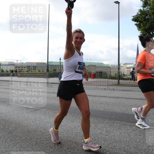 29.06.2025 - hella hamburg halbmarathon Lena Gebhardt http://msf.ph/oto/8428150 29.06.2025 10:06:49 Lombardsbrücke 666, 1245, 1766, 1993, 4666, 5807, 5845, 5951, 6572, 6664, 7503, 8290, 8744, 8960, 9560, 10214, 10283, 10297, 10736, 10886, 12371, 12418, 12550, 13475, 14607, 15377, 15462, 15858, 16554, 16692, 16933, 17059, 17174, 17895, 18042, 18316, 18343, 18381, 18575, 18577, 18652, 18828, 18910, 18913 meine-sportfotos.de