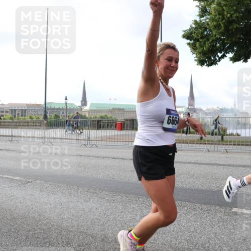 29.06.2025 - hella hamburg halbmarathon Lena Gebhardt http://msf.ph/oto/8428170 29.06.2025 10:06:49 Lombardsbrücke 6664, 1245, 1766, 1993, 4666, 5807, 5845, 5951, 6572, 6664, 7503, 8290, 8744, 8960, 9560, 10214, 10283, 10297, 10736, 10886, 12371, 12418, 12550, 13475, 14607, 15377, 15462, 15858, 16554, 16692, 16933, 17059, 17174, 17895, 18042, 18316, 18343, 18381, 18575, 18577, 18652, 18828, 18910, 18913 meine-sportfotos.de