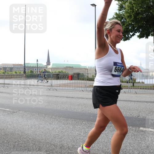 29.06.2025 - hella hamburg halbmarathon Lena Gebhardt http://msf.ph/oto/8428190 29.06.2025 10:06:49 Lombardsbrücke 6664, 1245, 1766, 1993, 4666, 5807, 5845, 5951, 6572, 6664, 7503, 8290, 8744, 8960, 9560, 10214, 10283, 10297, 10736, 10886, 12371, 12418, 12550, 13475, 14607, 15377, 15462, 15858, 16554, 16692, 16933, 17059, 17174, 17895, 18042, 18316, 18343, 18381, 18575, 18577, 18652, 18828, 18910, 18913 meine-sportfotos.de