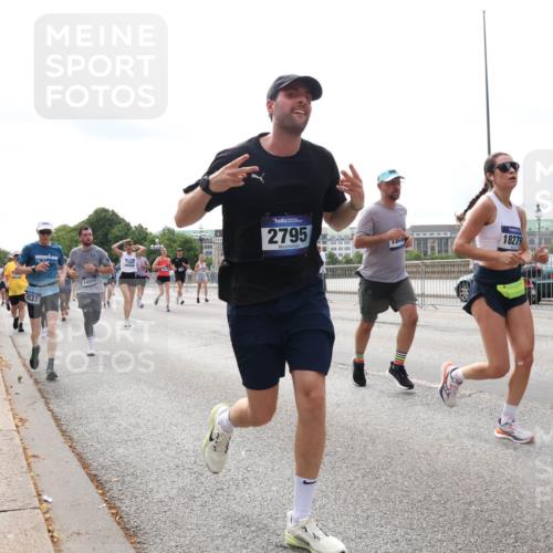 29.06.2025 - hella hamburg halbmarathon Lena Gebhardt http://msf.ph/oto/8428208 29.06.2025 10:19:35 Lombardsbrücke 537, 70, 31, 14808, 2795, 18279, 1145, 1332, 1534, 1708, 1718, 1755, 2017, 2311, 2357, 2405, 2441, 2589, 2795, 2812, 2895, 2918, 2993, 2995, 3446, 3678, 4108, 4110, 4170, 4562, 4570, 4722, 4979, 5034, 5035, 5080, 5098, 5123, 5178, 5251, 5429, 5449, 5849, 5878, 6444, 6477, 6482, 6542, 6796, 6797, 6872, 6874, 6939, 7143, 7248, 7249, 7836, 7917, 8146, 8427, 8537, 8575, 8761, 8778, 9252, 9652, 9856, 10039, 10124, 10129, 10349, 10540, 10594 meine-sportfotos.de