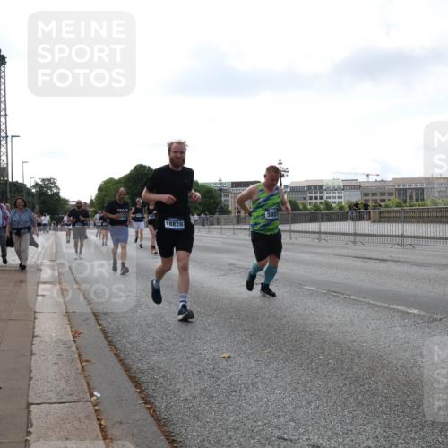29.06.2025 - hella hamburg halbmarathon Lena Gebhardt http://msf.ph/oto/8428244 29.06.2025 10:06:50 Lombardsbrücke 18828, 5807, 1766, 1993, 4666, 5807, 5845, 5951, 6572, 6664, 7503, 8290, 8744, 8960, 9560, 10214, 10283, 10297, 10736, 10886, 12371, 12418, 12550, 13475, 14607, 15377, 15858, 16554, 16692, 16933, 17059, 17174, 17895, 18042, 18316, 18343, 18381, 18575, 18577, 18652, 18828, 18910, 18913 meine-sportfotos.de