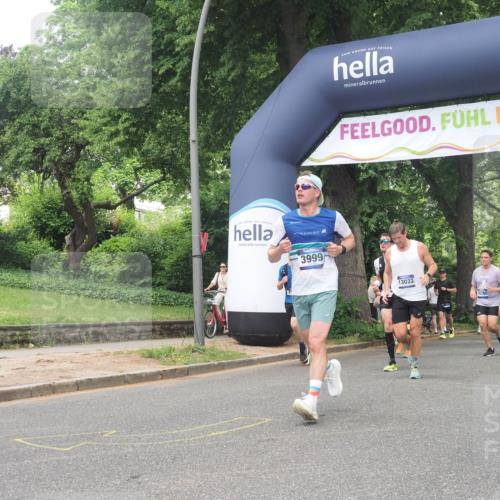 29.06.2025 - hella hamburg halbmarathon KatJ http://msf.ph/oto/8428252 29.06.2025 10:40:36 Zwischen KM18-KM19 3999, 6877, 7232 meine-sportfotos.de