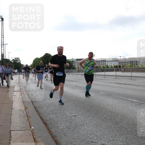 29.06.2025 - hella hamburg halbmarathon Lena Gebhardt http://msf.ph/oto/8428260 29.06.2025 10:06:50 Lombardsbrücke 18828, 5807, 1766, 1993, 4666, 5807, 5845, 5951, 6572, 6664, 7503, 8290, 8744, 8960, 9560, 10214, 10283, 10297, 10736, 10886, 12371, 12418, 12550, 13475, 14607, 15377, 15858, 16554, 16692, 16933, 17059, 17174, 17895, 18042, 18316, 18343, 18381, 18575, 18577, 18652, 18828, 18910, 18913 meine-sportfotos.de