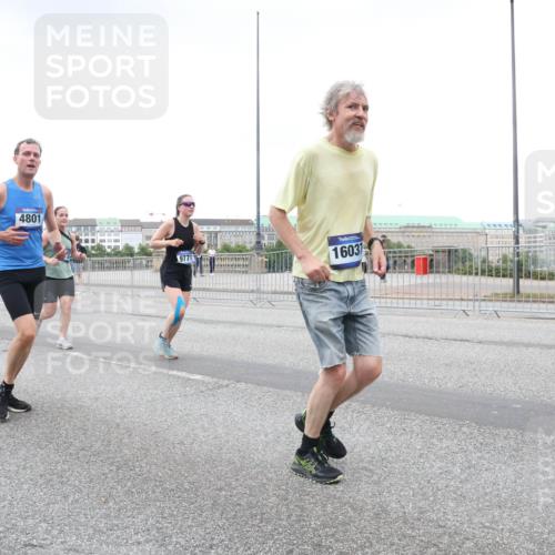29.06.2025 - hella hamburg halbmarathon Lena Gebhardt http://msf.ph/oto/8428270 29.06.2025 10:53:53 Lombardsbrücke 16313, 4801, 9771, 1603, 1017, 1263, 1340, 1687, 1709, 1744, 1753, 1779, 1789, 1984, 2079, 2372, 2429, 2600, 2761, 2854, 3055, 3079, 3187, 3188, 3226, 3249, 3465, 3467, 3557, 4323, 4595, 4685, 4801, 4838, 5430, 5562, 5804, 5815, 5856, 5857, 5898, 5964, 6039, 6041, 6044, 6192, 6273, 6306, 6468, 6583, 6913, 6988, 6996, 7039, 7068, 7537, 7611, 7614, 7876, 7890, 8189, 8867, 8924, 9077, 9138, 9203, 9456, 9503, 9531, 9572, 9685, 9771, 9785, 11390 meine-sportfotos.de