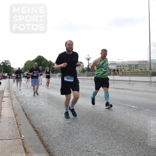 29.06.2025 - hella hamburg halbmarathon Lena Gebhardt http://msf.ph/oto/8428289 29.06.2025 10:06:51 Lombardsbrücke 18381, 18828, 5807, 1993, 4666, 5807, 5845, 5951, 6572, 6664, 7503, 8290, 8744, 8960, 9560, 10214, 10283, 10297, 10736, 10886, 12371, 12418, 12550, 13475, 14607, 15377, 15858, 16554, 16692, 16933, 17059, 17174, 17895, 18042, 18316, 18343, 18381, 18575, 18577, 18652, 18828, 18910, 18913 meine-sportfotos.de