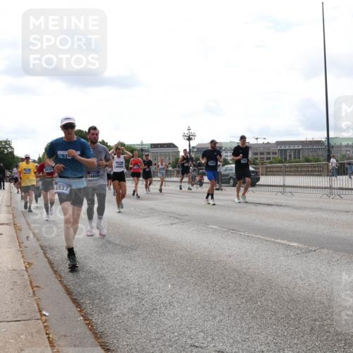 29.06.2025 - hella hamburg halbmarathon Lena Gebhardt http://msf.ph/oto/8428324 29.06.2025 10:19:36 Lombardsbrücke 1003, 70, 3, 6939, 8537, 14808, 13567, 1145, 1332, 1534, 1708, 1755, 2017, 2311, 2357, 2405, 2441, 2589, 2795, 2812, 2895, 2918, 2993, 2995, 3446, 3678, 4108, 4110, 4170, 4562, 4570, 4722, 4979, 5034, 5035, 5080, 5098, 5123, 5178, 5251, 5429, 5449, 5849, 5878, 6444, 6477, 6482, 6542, 6796, 6797, 6872, 6874, 6939, 7143, 7248, 7249, 7836, 7917, 8146, 8427, 8537, 8575, 8761, 8778, 9252, 9652, 9856, 10039, 10124, 10129, 10349, 10540, 10594, 11036 meine-sportfotos.de