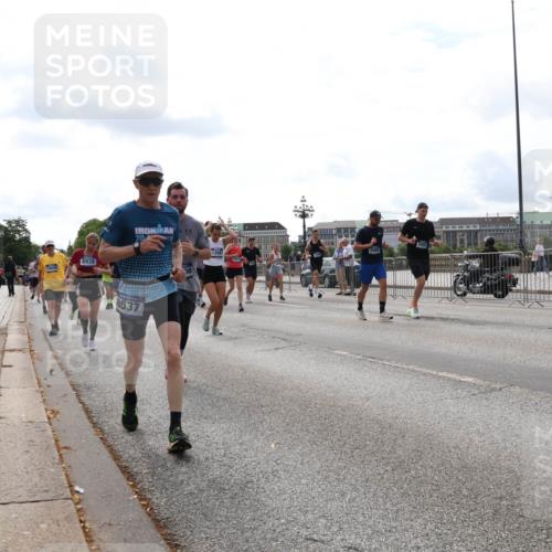 29.06.2025 - hella hamburg halbmarathon Lena Gebhardt http://msf.ph/oto/8428366 29.06.2025 10:19:36 Lombardsbrücke 6939, 8537, 13567, 1145, 1332, 1534, 1708, 1755, 2017, 2311, 2357, 2405, 2441, 2589, 2795, 2812, 2895, 2918, 2993, 2995, 3446, 3678, 4108, 4110, 4170, 4562, 4570, 4722, 4979, 5034, 5035, 5080, 5098, 5123, 5178, 5251, 5429, 5449, 5849, 5878, 6444, 6477, 6482, 6542, 6796, 6797, 6872, 6874, 6939, 7143, 7248, 7249, 7836, 7917, 8146, 8427, 8537, 8575, 8761, 8778, 9252, 9652, 9856, 10039, 10124, 10129, 10349, 10540, 10594, 11036 meine-sportfotos.de