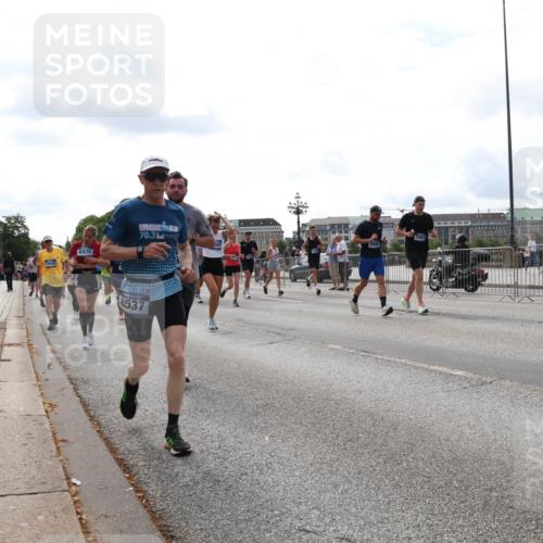 29.06.2025 - hella hamburg halbmarathon Lena Gebhardt http://msf.ph/oto/8428385 29.06.2025 10:19:36 Lombardsbrücke 6939, 70, 3, 2993, 8537, 1145, 1332, 1534, 1708, 1755, 2017, 2311, 2357, 2405, 2441, 2589, 2795, 2812, 2895, 2918, 2993, 2995, 3446, 3678, 4108, 4110, 4170, 4562, 4570, 4722, 4979, 5034, 5035, 5080, 5098, 5123, 5178, 5251, 5429, 5449, 5849, 5878, 6444, 6477, 6482, 6542, 6796, 6797, 6872, 6874, 6939, 7143, 7248, 7249, 7836, 7917, 8146, 8427, 8537, 8575, 8761, 8778, 9252, 9652, 9856, 10039, 10124, 10129, 10349, 10540, 10594, 11036 meine-sportfotos.de