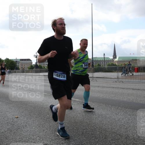 29.06.2025 - hella hamburg halbmarathon Lena Gebhardt http://msf.ph/oto/8428393 29.06.2025 10:06:51 Lombardsbrücke 18381, 18828, 580, 1993, 4666, 5807, 5845, 5951, 6572, 6664, 7503, 8290, 8744, 8960, 9560, 10214, 10283, 10297, 10736, 10886, 12371, 12418, 12550, 13475, 14607, 15377, 15858, 16554, 16692, 16933, 17059, 17174, 17895, 18042, 18316, 18343, 18381, 18575, 18577, 18652, 18828, 18910, 18913 meine-sportfotos.de