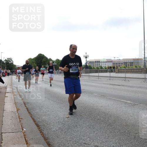29.06.2025 - hella hamburg halbmarathon Lena Gebhardt http://msf.ph/oto/8428426 29.06.2025 10:06:53 Lombardsbrücke 6572, 16933, 18381, 1993, 4262, 5807, 5845, 5951, 6572, 6664, 7503, 8290, 8744, 8960, 9560, 10214, 10283, 10297, 10736, 10886, 12371, 12418, 12550, 13475, 14607, 15377, 15858, 16554, 16692, 16933, 17059, 17174, 17895, 18316, 18343, 18381, 18575, 18577, 18652, 18828, 18910, 18913 meine-sportfotos.de