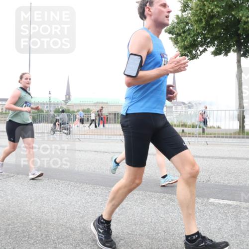 29.06.2025 - hella hamburg halbmarathon Lena Gebhardt http://msf.ph/oto/8428427 29.06.2025 10:53:54 Lombardsbrücke 1017, 1263, 1687, 1709, 1744, 1753, 1779, 1789, 1984, 2079, 2372, 2429, 2600, 2761, 2854, 3055, 3079, 3187, 3188, 3226, 3249, 3465, 3467, 3557, 4323, 4595, 4685, 4801, 4838, 5430, 5562, 5804, 5815, 5856, 5857, 5898, 5964, 6039, 6041, 6044, 6192, 6273, 6306, 6468, 6583, 6913, 6988, 6996, 7039, 7068, 7537, 7611, 7614, 7876, 7890, 8867, 8924, 9077, 9138, 9203, 9456, 9503, 9531, 9572, 9771, 9785, 11390 meine-sportfotos.de