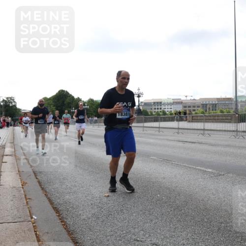 29.06.2025 - hella hamburg halbmarathon Lena Gebhardt http://msf.ph/oto/8428446 29.06.2025 10:06:53 Lombardsbrücke 6572, 16933, 18381, 1993, 4262, 5807, 5845, 5951, 6572, 6664, 7503, 8290, 8744, 8960, 9560, 10214, 10283, 10297, 10736, 10886, 12371, 12418, 12550, 13475, 14607, 15377, 15858, 16554, 16692, 16933, 17059, 17174, 17895, 18316, 18343, 18381, 18575, 18577, 18652, 18828, 18910, 18913 meine-sportfotos.de