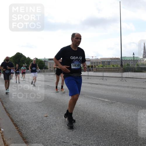 29.06.2025 - hella hamburg halbmarathon Lena Gebhardt http://msf.ph/oto/8428462 29.06.2025 10:06:53 Lombardsbrücke 16933, 6572, 18381, 1993, 4262, 5807, 5845, 5951, 6572, 6664, 7503, 8290, 8744, 8960, 9560, 10214, 10283, 10297, 10736, 10886, 12371, 12418, 12550, 13475, 14607, 15377, 15858, 16554, 16692, 16933, 17059, 17174, 17895, 18316, 18343, 18381, 18575, 18577, 18652, 18828, 18910, 18913 meine-sportfotos.de