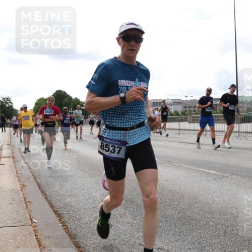 29.06.2025 - hella hamburg halbmarathon Lena Gebhardt http://msf.ph/oto/8428470 29.06.2025 10:19:37 Lombardsbrücke 6939, 344, 70, 2, 8537, 1145, 1154, 1332, 1534, 1708, 2017, 2311, 2357, 2405, 2441, 2589, 2795, 2812, 2895, 2918, 2993, 2995, 3446, 3678, 4108, 4110, 4170, 4562, 4570, 4722, 4979, 5034, 5035, 5080, 5098, 5123, 5178, 5251, 5429, 5449, 5849, 5878, 6444, 6477, 6542, 6796, 6797, 6872, 6874, 6939, 7143, 7248, 7249, 7836, 7917, 8146, 8427, 8537, 8575, 8761, 8778, 9252, 9652, 9856, 10039, 10124, 10129, 10349, 10540, 10594, 11036 meine-sportfotos.de