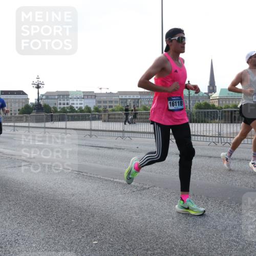 29.06.2025 - hella hamburg halbmarathon Lena Gebhardt http://msf.ph/oto/8428501 29.06.2025 09:44:24 Lombardsbrücke 19114, 3779, 3075, 16118, 1187, 1065, 1122, 1953, 2483, 2879, 3075, 3379, 3968, 5308, 5344, 7231, 7349, 7793, 8376, 8975, 9047, 9079, 10106, 10173, 10222, 10655, 10790, 11877, 12337, 12369, 13383, 13606, 13779, 14828, 15576, 15655, 15880, 16118, 17258, 17354, 18699, 19114 meine-sportfotos.de