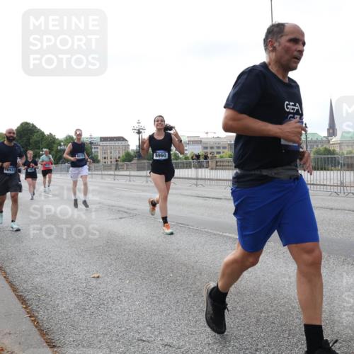 29.06.2025 - hella hamburg halbmarathon Lena Gebhardt http://msf.ph/oto/8428513 29.06.2025 10:06:54 Lombardsbrücke 16933, 6572, 8960, 1993, 4262, 5807, 5845, 5951, 6572, 6664, 6833, 7503, 8290, 8744, 8960, 10214, 10283, 10297, 10736, 10886, 12371, 12418, 12550, 13475, 14607, 15377, 15858, 16554, 16692, 16933, 17059, 17174, 17895, 18316, 18343, 18381, 18575, 18577, 18652, 18828, 18910, 18913 meine-sportfotos.de