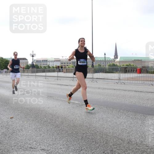 29.06.2025 - hella hamburg halbmarathon Lena Gebhardt http://msf.ph/oto/8428527 29.06.2025 10:06:54 Lombardsbrücke 16933, 1993, 6572, 8960, 1993, 4262, 5807, 5845, 5951, 6572, 6664, 6833, 7503, 8290, 8744, 8960, 10214, 10283, 10297, 10736, 10886, 12371, 12418, 12550, 13475, 14607, 15377, 15858, 16554, 16692, 16933, 17059, 17174, 17895, 18316, 18343, 18381, 18575, 18577, 18652, 18828, 18910, 18913 meine-sportfotos.de