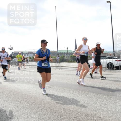29.06.2025 - hella hamburg halbmarathon Lena Gebhardt http://msf.ph/oto/8428532 29.06.2025 10:43:47 Lombardsbrücke 6226, 10325, 7197, 1023, 1026, 1095, 1155, 1306, 1310, 1400, 1459, 1878, 2073, 2733, 3238, 3288, 3329, 3390, 3597, 4367, 4627, 4636, 4866, 5001, 5192, 5201, 5214, 5293, 5370, 5720, 5890, 5902, 5905, 6012, 6036, 6096, 6226, 6334, 6440, 6895, 6931, 6971, 6973, 7197, 7205, 7206, 7326, 7489, 7504, 7926, 8000, 8058, 8135, 8233, 8408, 8504, 8870, 9073, 9639, 9641, 9704, 9831, 9879, 10083, 10097, 10200, 10202 meine-sportfotos.de