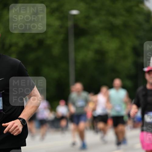 29.06.2025 - hella hamburg halbmarathon Dr. Thomas Lammeyer http://msf.ph/oto/8428537 29.06.2025 10:51:16 Kennedybrücke 1004, 1100, 1104, 1371, 1375, 1608, 1837, 1961, 1999, 2162, 2327, 2537, 2662, 2665, 2697, 3339, 3406, 3407, 3896, 4104, 4325, 4448, 4483, 5635, 5697, 5854, 5892, 6392, 6485, 6623, 6740, 6995, 7073, 7268, 7364, 7368, 7374, 7430, 7431, 7960, 8010, 8047, 8131, 8541, 8706, 8967, 9337, 9426, 9557, 9774, 9949, 10514, 10515, 10591, 11160, 11408 meine-sportfotos.de