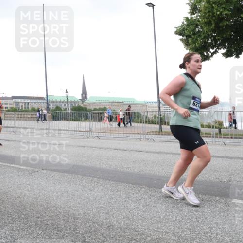 29.06.2025 - hella hamburg halbmarathon Lena Gebhardt http://msf.ph/oto/8428539 29.06.2025 10:53:55 Lombardsbrücke 6313, 15290, 627, 1017, 1263, 1687, 1709, 1744, 1753, 1779, 1789, 1984, 2079, 2372, 2429, 2600, 2761, 2854, 3055, 3079, 3187, 3188, 3226, 3249, 3465, 3467, 3557, 4323, 4595, 4685, 4801, 4838, 5430, 5562, 5804, 5817, 5856, 5857, 5898, 5964, 6039, 6041, 6044, 6192, 6273, 6306, 6468, 6583, 6913, 6988, 6996, 7039, 7537, 7611, 7614, 7876, 7890, 8867, 8924, 9077, 9138, 9203, 9456, 9503, 9531, 9572, 9771, 9785, 11390 meine-sportfotos.de