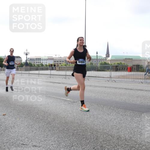 29.06.2025 - hella hamburg halbmarathon Lena Gebhardt http://msf.ph/oto/8428550 29.06.2025 10:06:54 Lombardsbrücke 16933, 1993, 744, 6572, 8960, 1993, 4262, 5807, 5845, 5951, 6572, 6664, 6833, 7503, 8290, 8744, 8960, 10214, 10283, 10297, 10736, 10886, 12371, 12418, 12550, 13475, 14607, 15377, 15858, 16554, 16692, 16933, 17059, 17174, 17895, 18316, 18343, 18381, 18575, 18577, 18652, 18828, 18910, 18913 meine-sportfotos.de