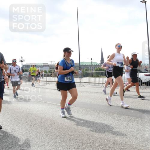 29.06.2025 - hella hamburg halbmarathon Lena Gebhardt http://msf.ph/oto/8428560 29.06.2025 10:43:47 Lombardsbrücke 4866, 7206, 6226, 15, 10325, 1517, 7197, 1023, 1026, 1095, 1155, 1306, 1310, 1400, 1459, 1878, 2073, 2733, 3238, 3288, 3329, 3390, 3597, 4367, 4627, 4636, 4866, 5001, 5192, 5201, 5214, 5293, 5370, 5720, 5890, 5902, 5905, 6012, 6036, 6096, 6226, 6334, 6440, 6895, 6931, 6971, 6973, 7197, 7205, 7206, 7326, 7489, 7504, 7926, 8000, 8058, 8135, 8233, 8408, 8504, 8870, 9073, 9639, 9641, 9704, 9831, 9879, 10083, 10097, 10200, 10202 meine-sportfotos.de