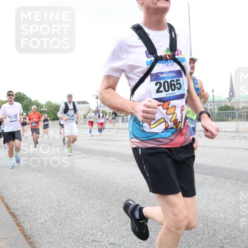 29.06.2025 - hella hamburg halbmarathon Lena Gebhardt http://msf.ph/oto/8428569 29.06.2025 10:53:56 Lombardsbrücke 7255, 14799, 2079, 15047, 2065, 6313, 1017, 1263, 1687, 1709, 1744, 1753, 1779, 1789, 1984, 2079, 2372, 2429, 2600, 2761, 2854, 3055, 3079, 3187, 3188, 3249, 3465, 3467, 3557, 4323, 4595, 4685, 4801, 4838, 5430, 5562, 5804, 5817, 5856, 5857, 5898, 5964, 6039, 6041, 6044, 6192, 6273, 6306, 6468, 6583, 6913, 6987, 6988, 6996, 7039, 7537, 7611, 7614, 7890, 8867, 8924, 9077, 9138, 9203, 9456, 9503, 9531, 9572, 9771, 9785, 10207, 11390, 11785 meine-sportfotos.de