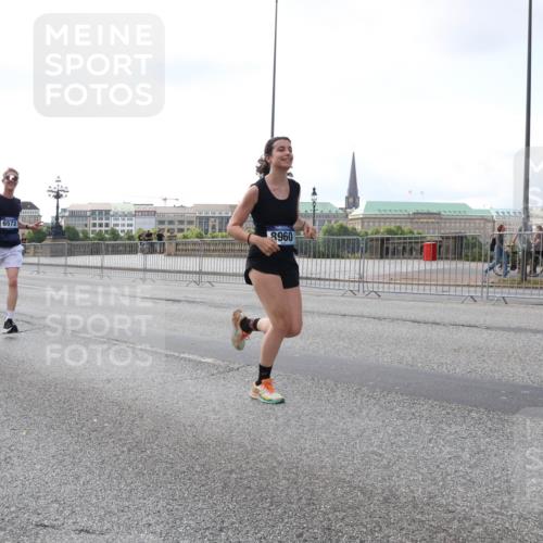 29.06.2025 - hella hamburg halbmarathon Lena Gebhardt http://msf.ph/oto/8428577 29.06.2025 10:06:54 Lombardsbrücke 933, 1993, 744, 6572, 8960, 1993, 4262, 5807, 5845, 5951, 6572, 6664, 6833, 7503, 8290, 8744, 8960, 10214, 10283, 10297, 10736, 10886, 12371, 12418, 12550, 13475, 14607, 15377, 15858, 16554, 16692, 16933, 17059, 17174, 17895, 18316, 18343, 18381, 18575, 18577, 18652, 18828, 18910, 18913 meine-sportfotos.de