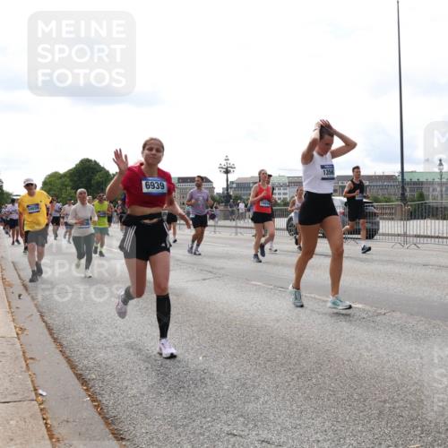 29.06.2025 - hella hamburg halbmarathon Lena Gebhardt http://msf.ph/oto/8428601 29.06.2025 10:19:38 Lombardsbrücke 10039, 6939, 15014, 1356, 2995, 1145, 1154, 1332, 1534, 1708, 2017, 2311, 2357, 2405, 2441, 2589, 2795, 2812, 2895, 2918, 2993, 2995, 3446, 3678, 4108, 4110, 4170, 4562, 4570, 4722, 4979, 5035, 5080, 5123, 5178, 5251, 5429, 5449, 5849, 5878, 6444, 6542, 6796, 6797, 6872, 6874, 6939, 7137, 7143, 7248, 7249, 7836, 7917, 8146, 8427, 8537, 8575, 8761, 8778, 9252, 9856, 10039, 10124, 10129, 10349, 10540, 10594, 11036 meine-sportfotos.de