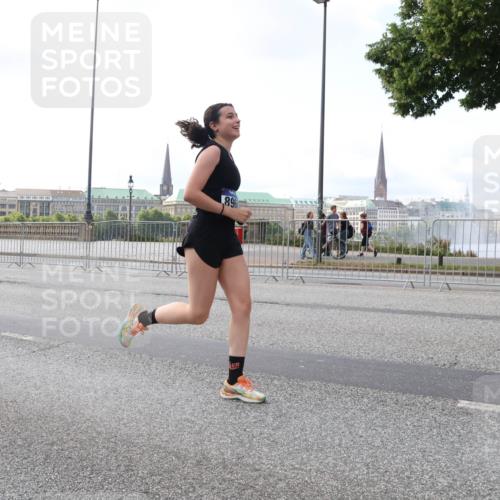29.06.2025 - hella hamburg halbmarathon Lena Gebhardt http://msf.ph/oto/8428604 29.06.2025 10:06:55 Lombardsbrücke 896, 1993, 4262, 5807, 5845, 5951, 6572, 6664, 6833, 7503, 8290, 8744, 8960, 10214, 10283, 10297, 10736, 10886, 11758, 12371, 12418, 12550, 13475, 14607, 15377, 15858, 16554, 16692, 16933, 17059, 17174, 17895, 18316, 18343, 18381, 18575, 18577, 18652, 18828 meine-sportfotos.de