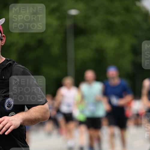 29.06.2025 - hella hamburg halbmarathon Dr. Thomas Lammeyer http://msf.ph/oto/8428619 29.06.2025 10:51:18 Kennedybrücke 1004, 1100, 1104, 1371, 1375, 1608, 1837, 1961, 1999, 2162, 2327, 2537, 2556, 2662, 2665, 2697, 3277, 3339, 3406, 3407, 3823, 3896, 4104, 4325, 4448, 4483, 5635, 5697, 5854, 5892, 6485, 6623, 6740, 6995, 7073, 7268, 7364, 7368, 7374, 7430, 7431, 7827, 7960, 8010, 8047, 8131, 8541, 8706, 8967, 9337, 9426, 9557, 9774, 9949, 10514, 10515, 10591, 11160, 11408 meine-sportfotos.de