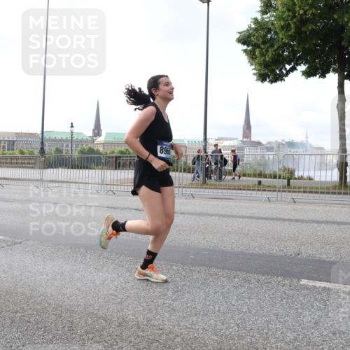 29.06.2025 - hella hamburg halbmarathon Lena Gebhardt http://msf.ph/oto/8428623 29.06.2025 10:06:55 Lombardsbrücke 8960, 1993, 4262, 5807, 5845, 5951, 6572, 6664, 6833, 7503, 8290, 8744, 8960, 10214, 10283, 10297, 10736, 10886, 11758, 12371, 12418, 12550, 13475, 14607, 15377, 15858, 16554, 16692, 16933, 17059, 17174, 17895, 18316, 18343, 18381, 18575, 18577, 18652, 18828 meine-sportfotos.de