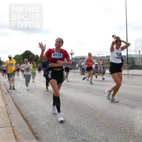 29.06.2025 - hella hamburg halbmarathon Lena Gebhardt http://msf.ph/oto/8428624 29.06.2025 10:19:38 Lombardsbrücke 10039, 5035, 6939, 1356, 1145, 1154, 1332, 1534, 1708, 2017, 2311, 2357, 2405, 2441, 2589, 2795, 2812, 2895, 2918, 2993, 2995, 3446, 3678, 4108, 4110, 4170, 4562, 4570, 4722, 4979, 5035, 5080, 5123, 5178, 5251, 5429, 5449, 5849, 5878, 6444, 6542, 6796, 6797, 6872, 6874, 6939, 7137, 7143, 7248, 7249, 7836, 7917, 8146, 8427, 8537, 8575, 8761, 8778, 9252, 9856, 10039, 10124, 10129, 10349, 10540, 10594, 11036 meine-sportfotos.de